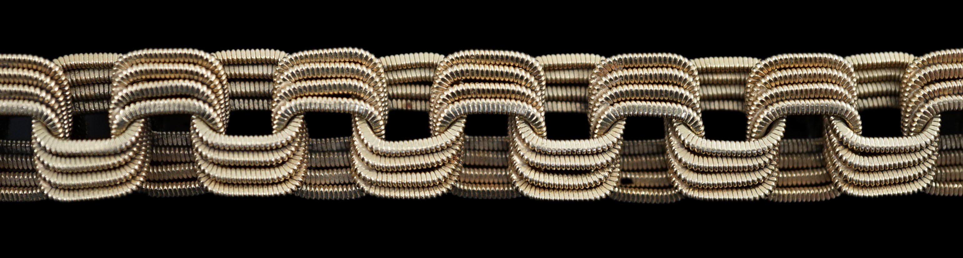 A modern Italian Uno A Erre textured 18ct gold interwoven bracelet